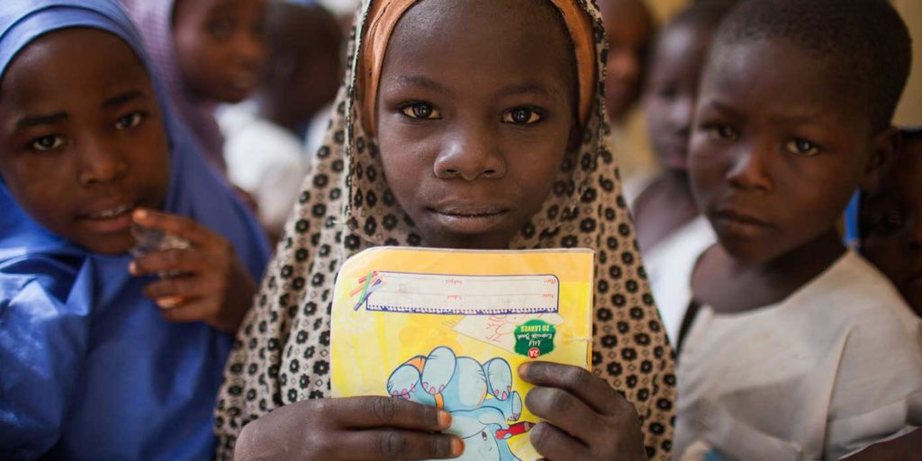 Pige med skolehæfte, Nigeria (foto: Kellie Ryan/IRC)
