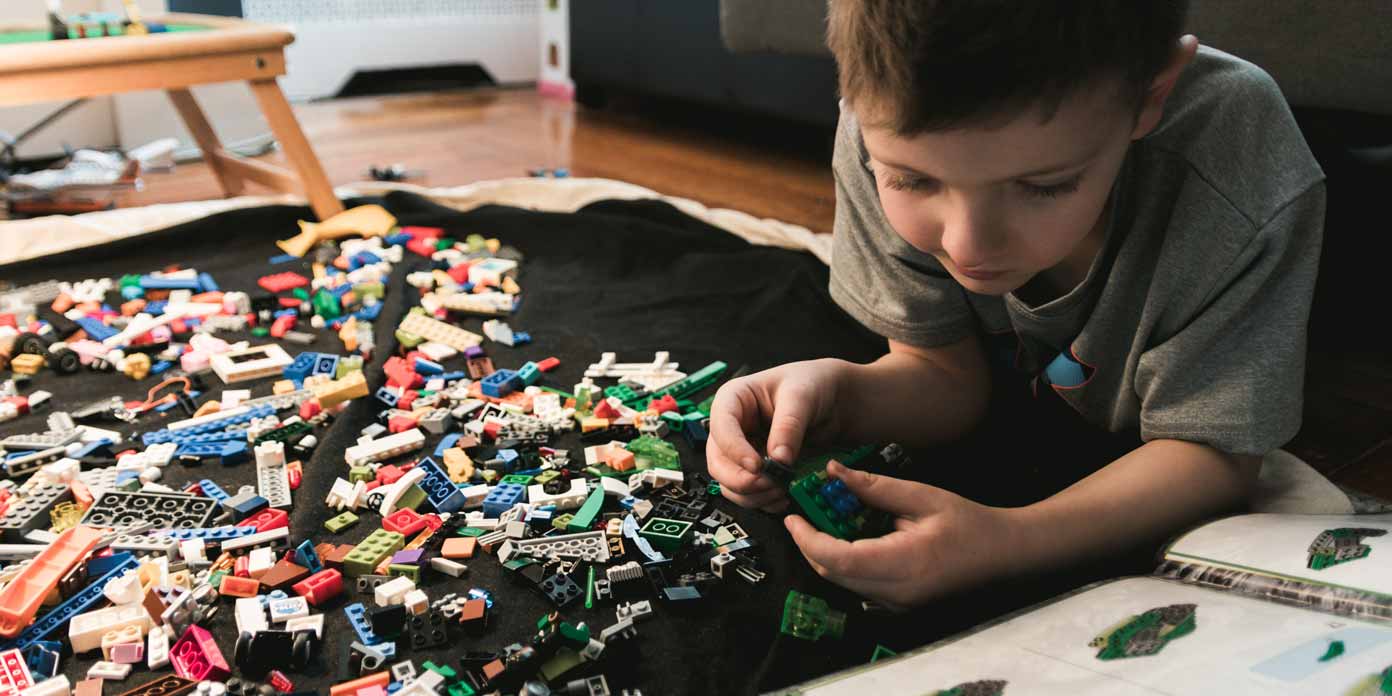 Barn med Lego (foto: Kelly Sikkema, Unsplash)