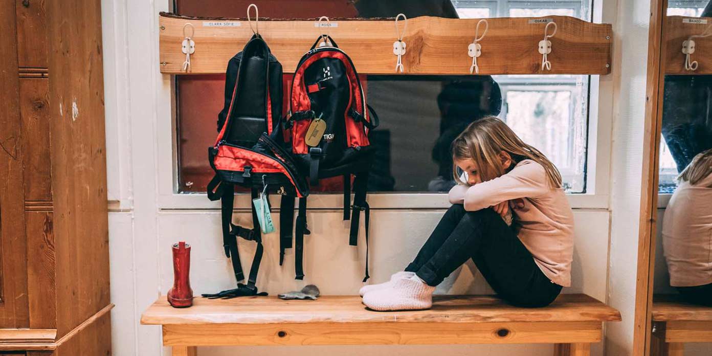 Pige i garderobe (modelfoto: Mødrehjælpen)